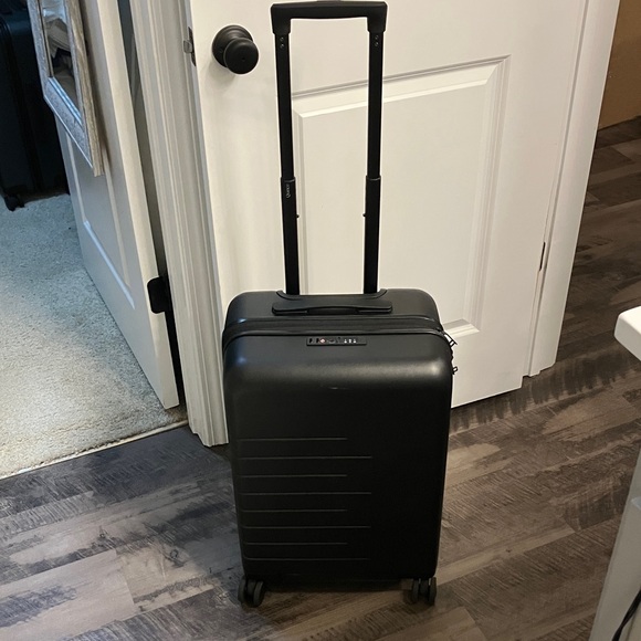 Quince expandable 22” small carry on Black Rolling Suitcase - Picture 10 of 11